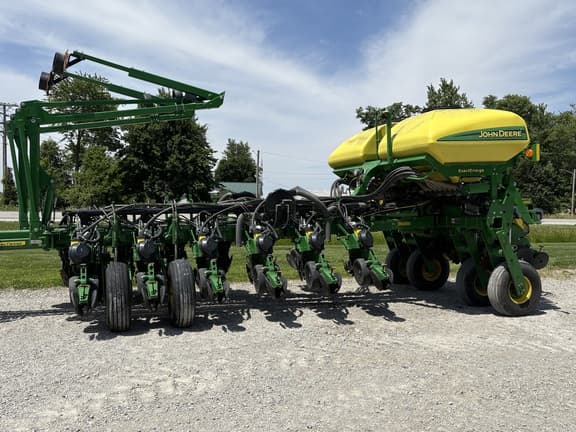 Image of John Deere 1775 equipment image 3