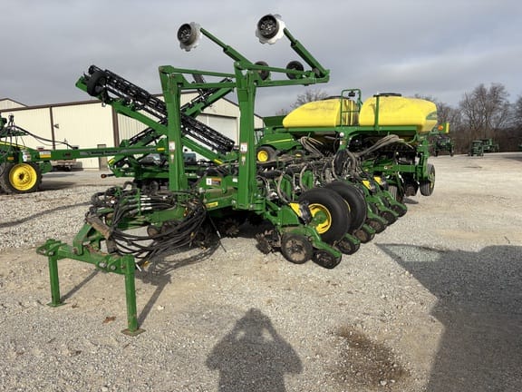 2017 John Deere 1775 Equipment Image0