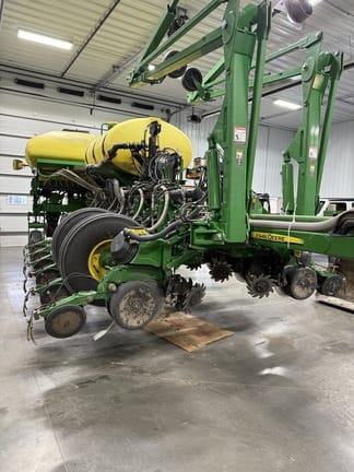 2017 John Deere 1775 Equipment Image0