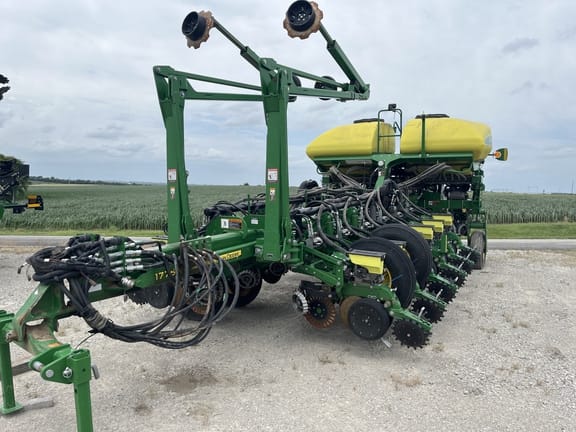 2017 John Deere 1775 Equipment Image0