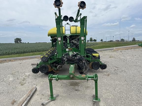 Image of John Deere 1775 equipment image 4