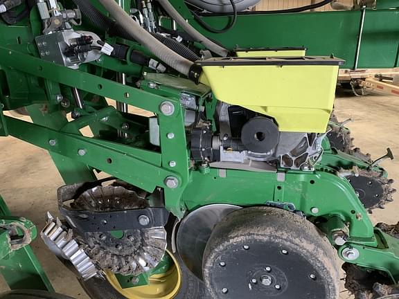 Image of John Deere 1775 equipment image 4