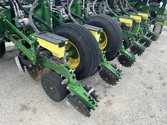 Image of John Deere 1775 equipment image 3