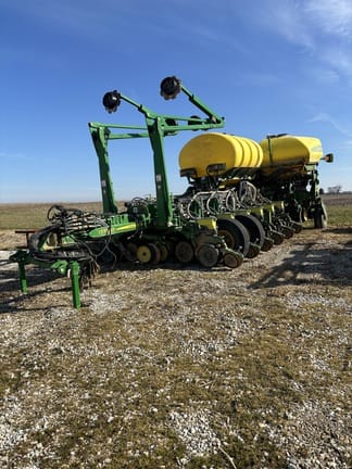 2017 John Deere 1775 Equipment Image0