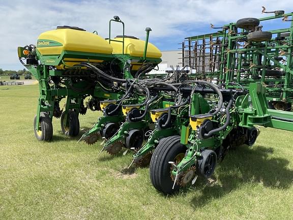 Image of John Deere 1775 equipment image 4