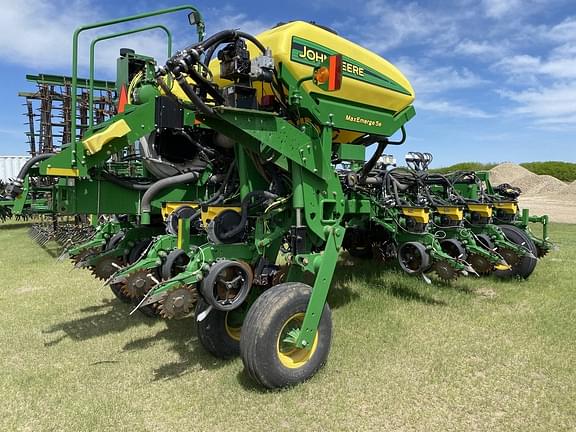 Image of John Deere 1775 equipment image 3