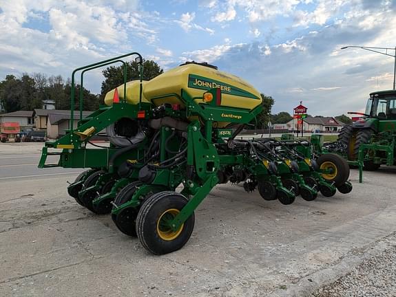 Image of John Deere 1775 equipment image 3