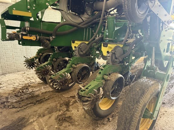 Image of John Deere 1775 equipment image 3