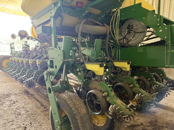 Image of John Deere 1775 equipment image 4