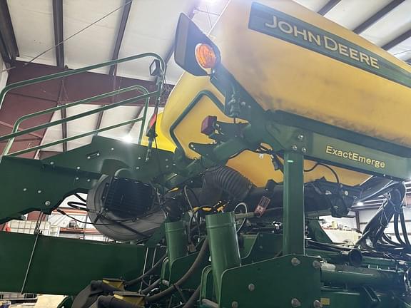 Image of John Deere 1775 equipment image 3