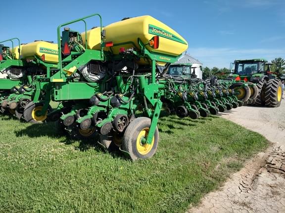 Image of John Deere 1775 equipment image 2