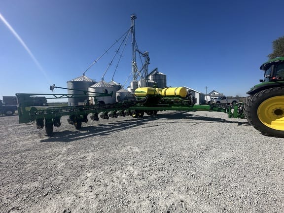 2017 John Deere 1775 Equipment Image0