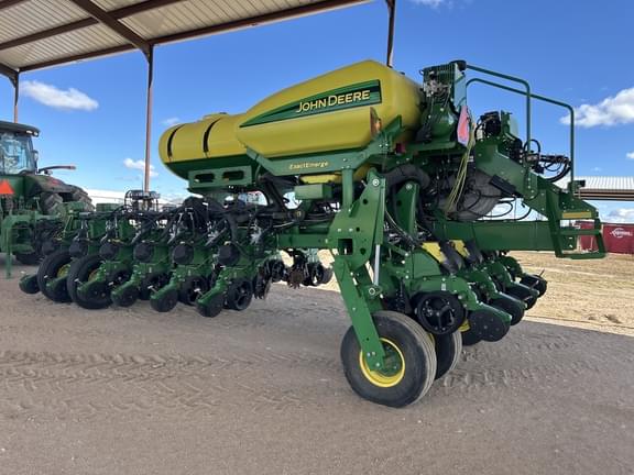 Image of John Deere 1775 equipment image 4