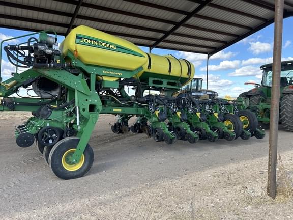 Image of John Deere 1775 equipment image 2