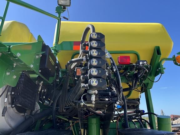 Image of John Deere 1775 equipment image 3
