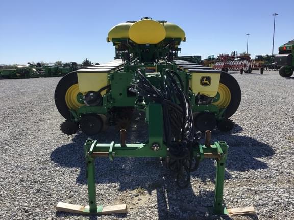 Image of John Deere 1775 equipment image 1