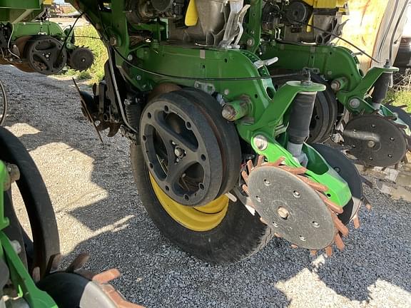 Image of John Deere 1775 equipment image 4