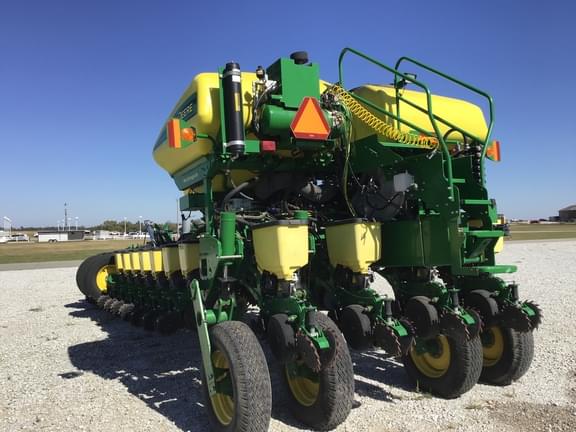 Image of John Deere 1775 equipment image 4