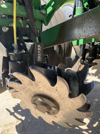 Image of John Deere 1775 equipment image 4