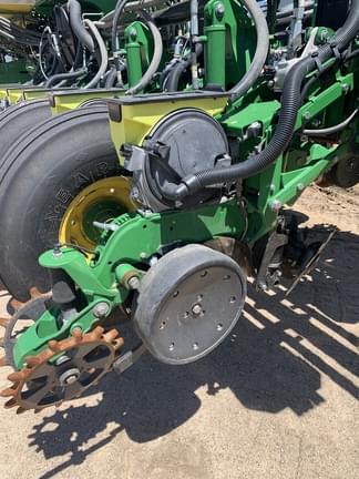 Image of John Deere 1775 equipment image 3