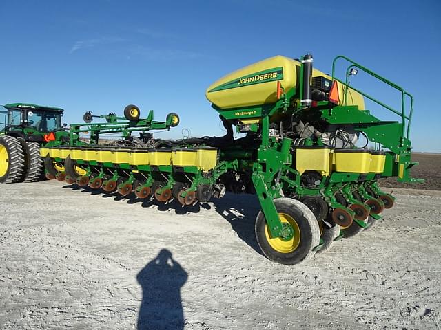 Image of John Deere 1775 equipment image 4