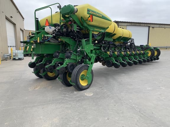 Image of John Deere 1775 equipment image 2