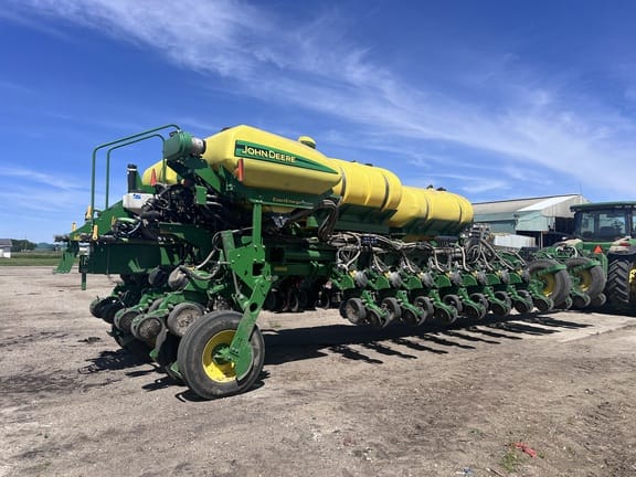 2017 John Deere 1775 Equipment Image0