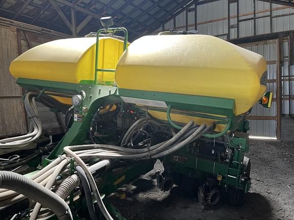 Image of John Deere 1775 equipment image 2