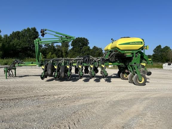 Image of John Deere 1775 equipment image 2