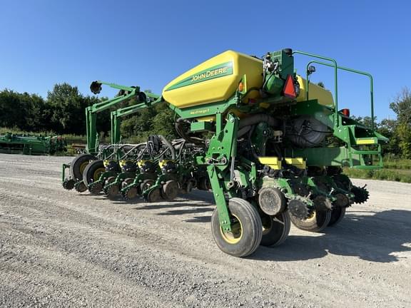 Image of John Deere 1775 equipment image 3