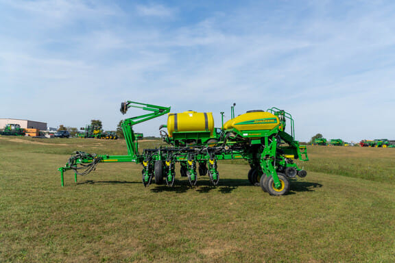2017 John Deere 1775 Equipment Image0