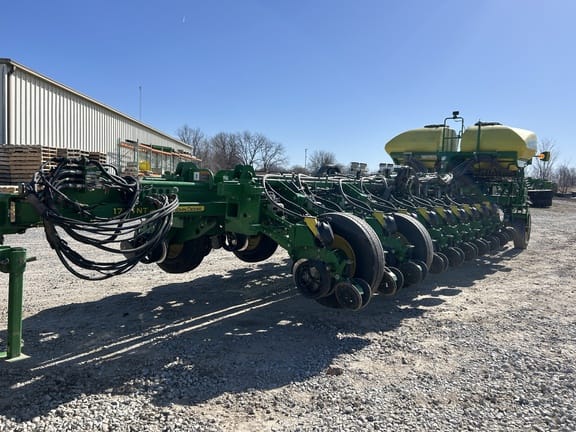 2017 John Deere 1775 Equipment Image0