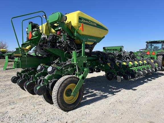 Image of John Deere 1775 equipment image 3