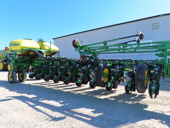 Image of John Deere 1775 equipment image 4