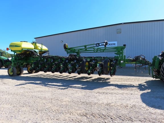 2017 John Deere 1775 Equipment Image0