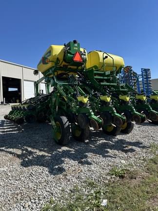 Image of John Deere 1795 equipment image 3