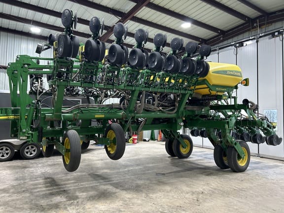 2017 John Deere 1795 Equipment Image0