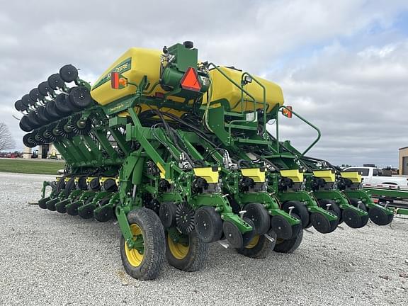Image of John Deere 1795 equipment image 3