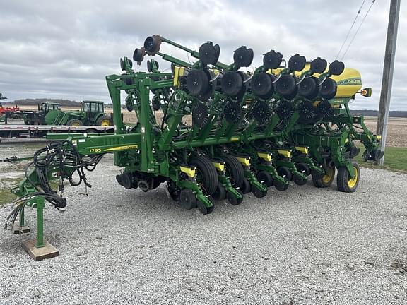 Image of John Deere 1795 equipment image 1