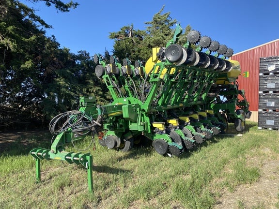 2017 John Deere 1795 Equipment Image0