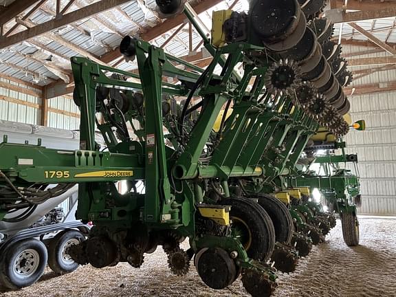 Image of John Deere 1795 equipment image 3