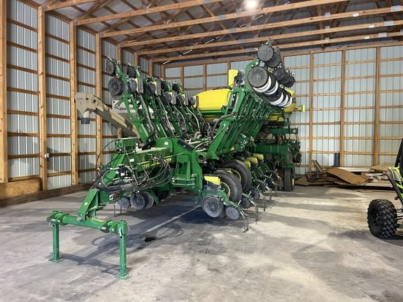 2017 John Deere 1795 Equipment Image0