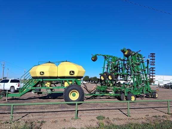 Image of John Deere 1830 equipment image 1