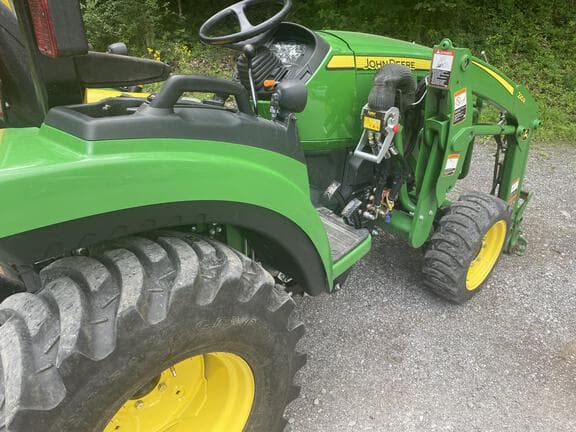 Image of John Deere 2032R equipment image 3