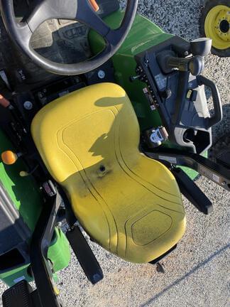 Image of John Deere 2032R equipment image 4