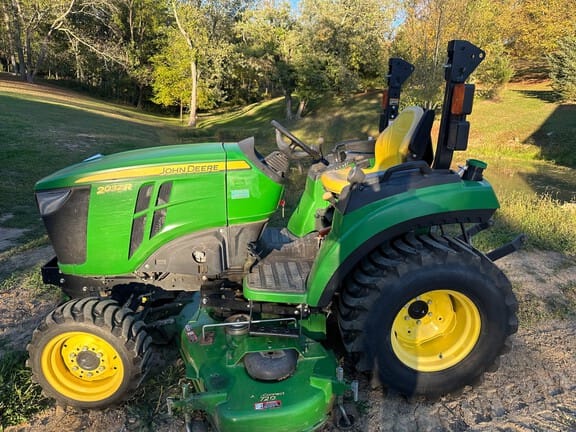 2017 John Deere 2032R Equipment Image0