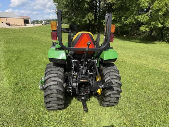 Image of John Deere 2032R equipment image 3