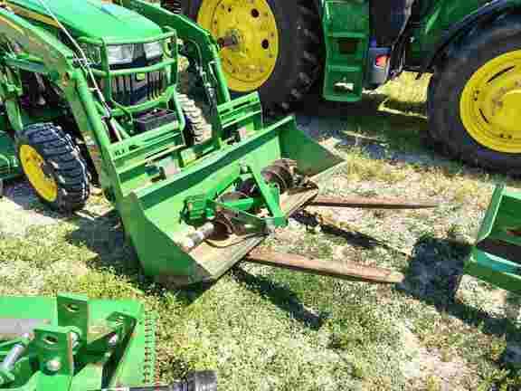 Image of John Deere 2032R equipment image 1