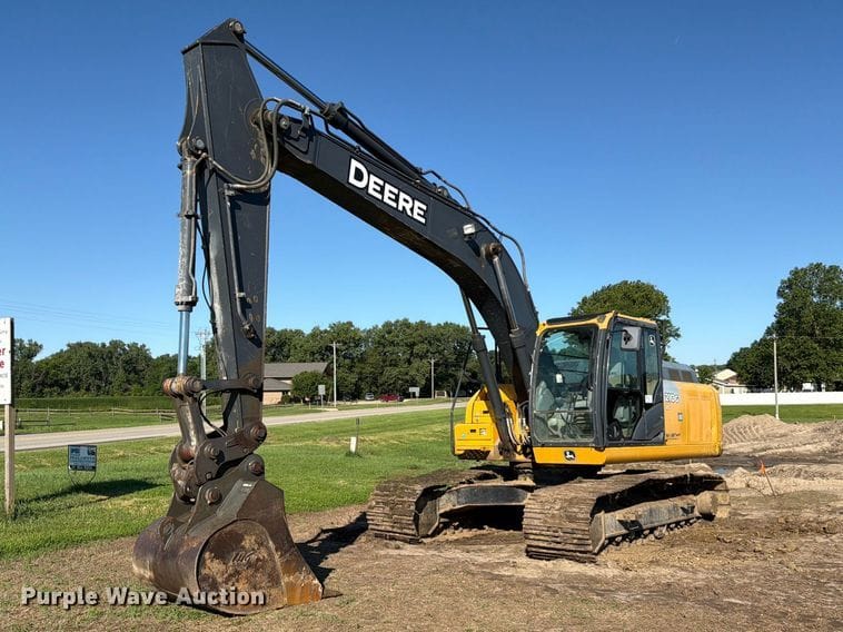 2017 John Deere 210G Equipment Image0