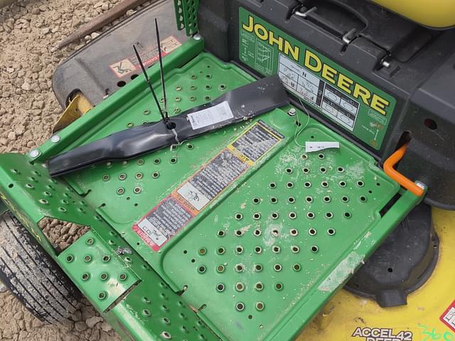 Image of John Deere Z335M equipment image 3